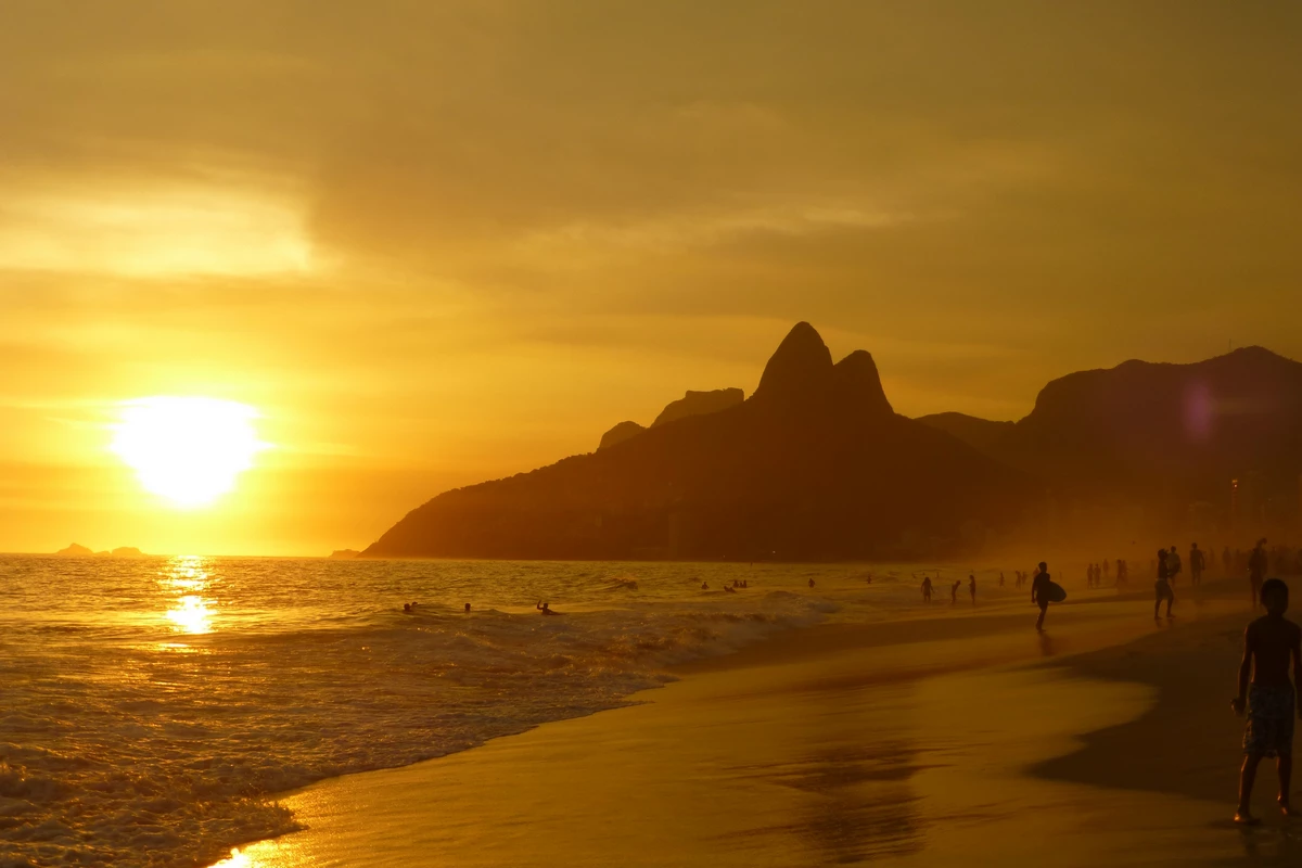 Der Strand von Ipanema mit den beiden Berggipfeln „Morro Dois Irmãos“ (Zwei Brüder-Felsen) im Hintergrund, Rio de Janeiro, Brasilien. Foto: Pixabay, CC0