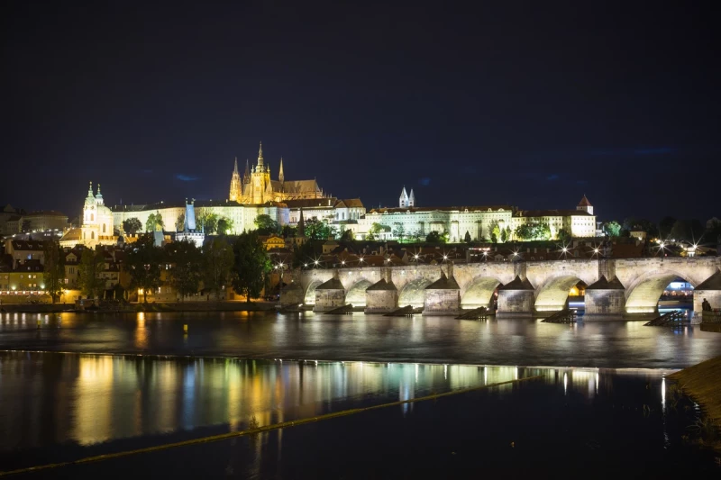 Prague Castle and Charles Bridge at Night, Prag, Tschechien. Foto: picjumbo