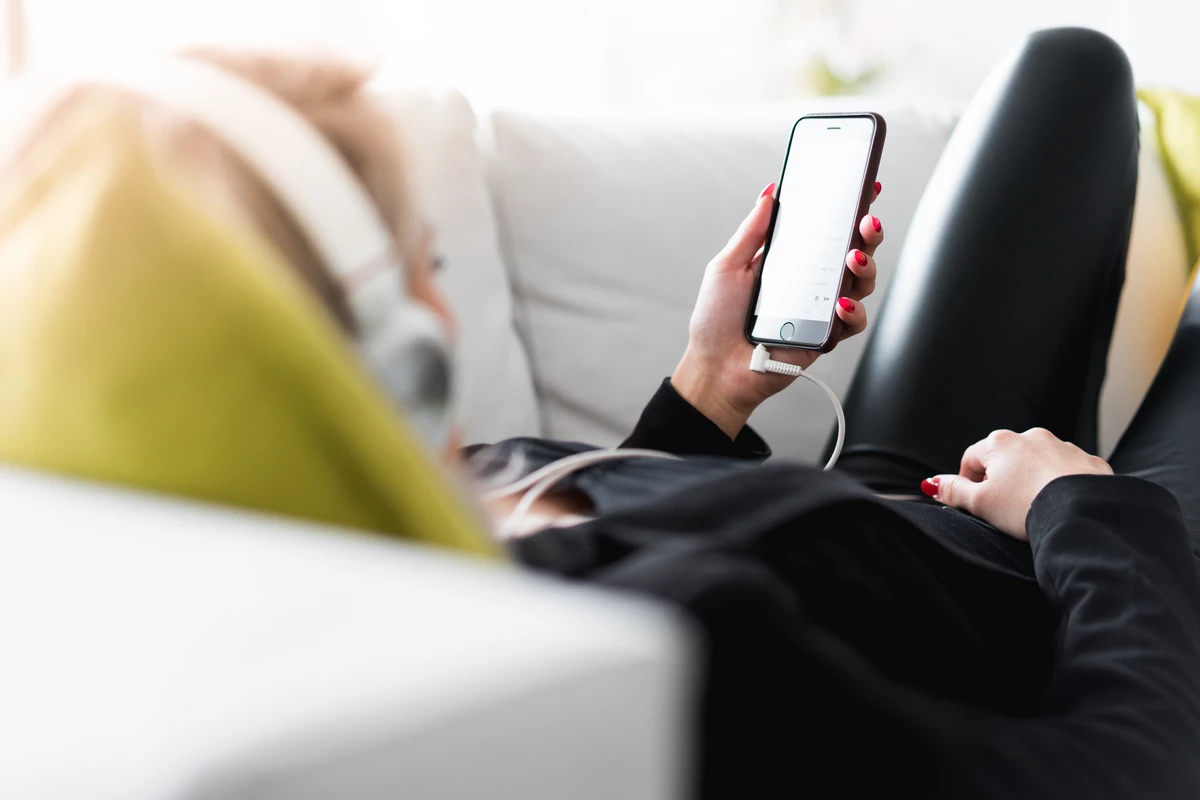 Woman Relaxing and Listening to Streamed Music Free Photo. Foto: picjumbo
