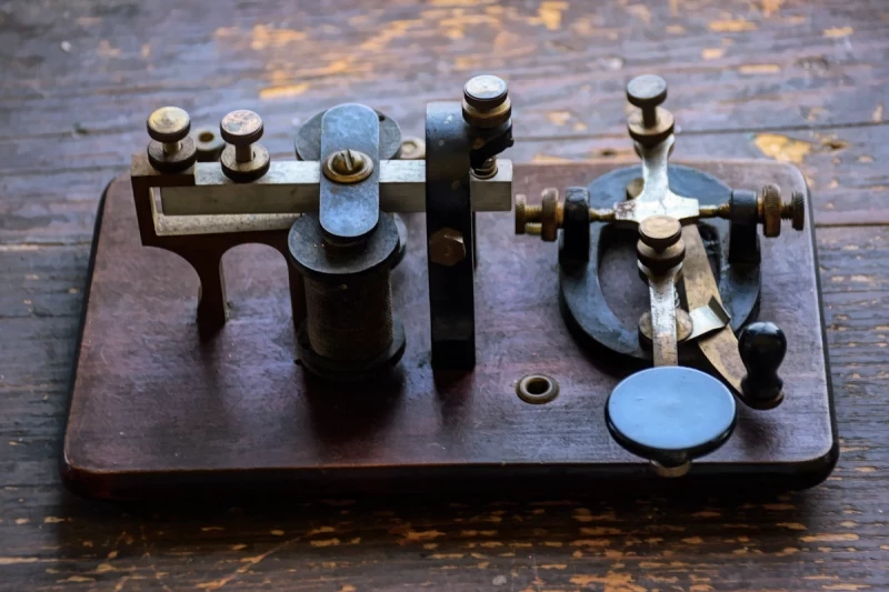 Die Handtaste ist die älteste Morsetaste und war seit Erfindung der Telegrafie das wichtigste Arbeitsgerät des Telegrafisten. Foto: Pixabay, CC0