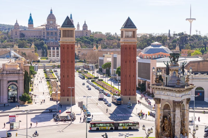 Die venezianischen Türme (Torres Venecianes) vor dem Plaça d'Espanya in Barcelona, Spanien. Image by Dominick Vietor from Pixabay