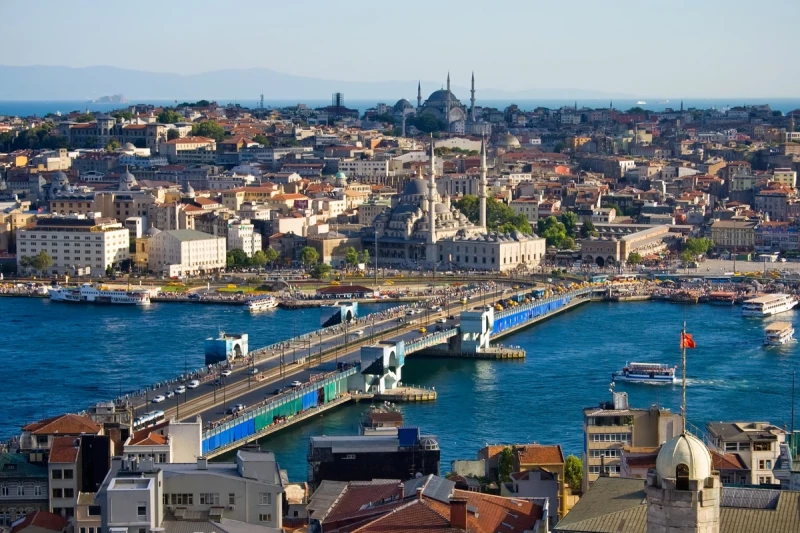 Galata (foreground), the Historic Peninsula (background), and the new Galata Bridge which straddles the Golden Horn in Istanbul, Türkei. Foto: Pixabay #799752, CC0